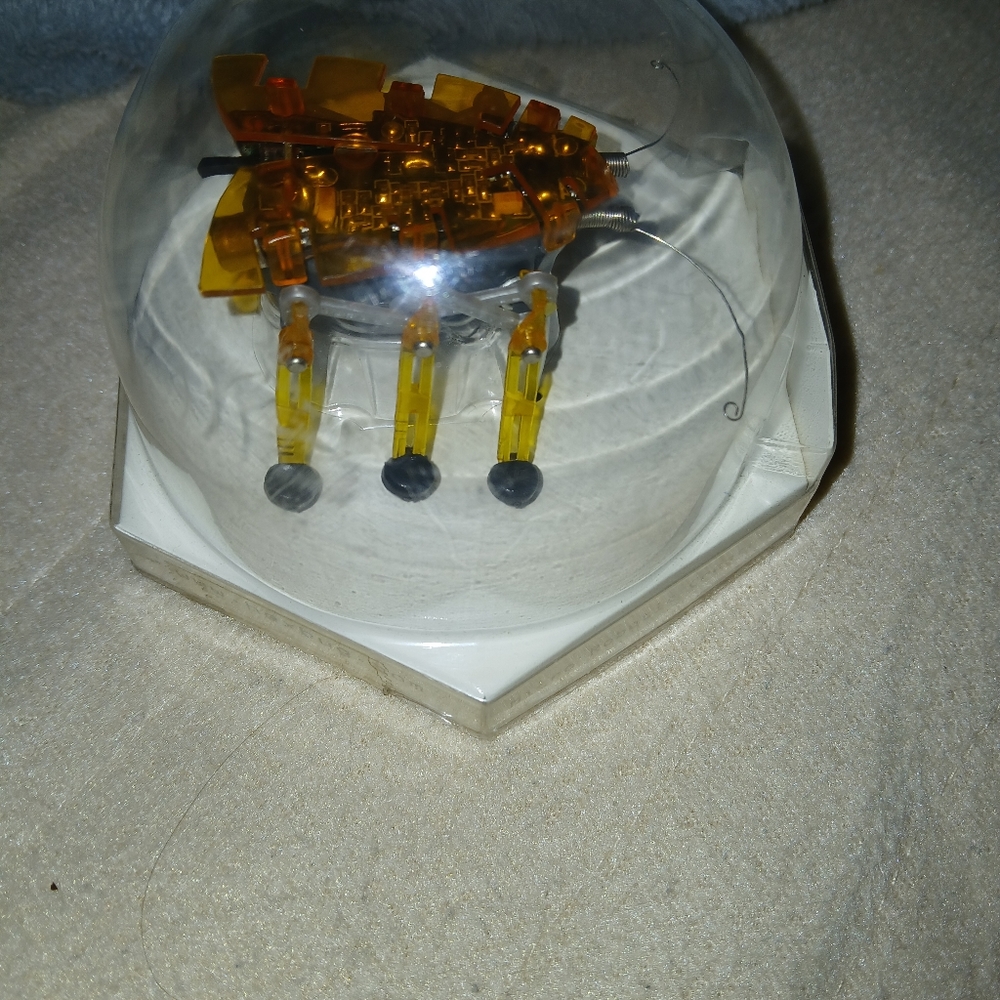 Hexbug Alpha Micro Robotic Creature - Picture 11 of 16
